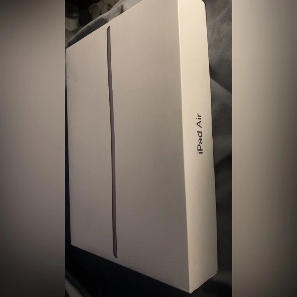 Apple iPad Air Packaging in White